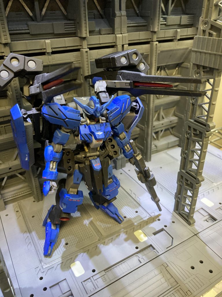 追加した武装は赤いやつはダインスレイヴミサイルランチャー サブアームシールド大型ソード追加スラスター＋プロペラントタンク 