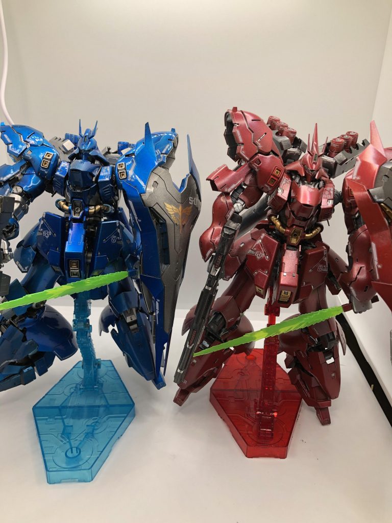 前作の赤サザビーと並んで。