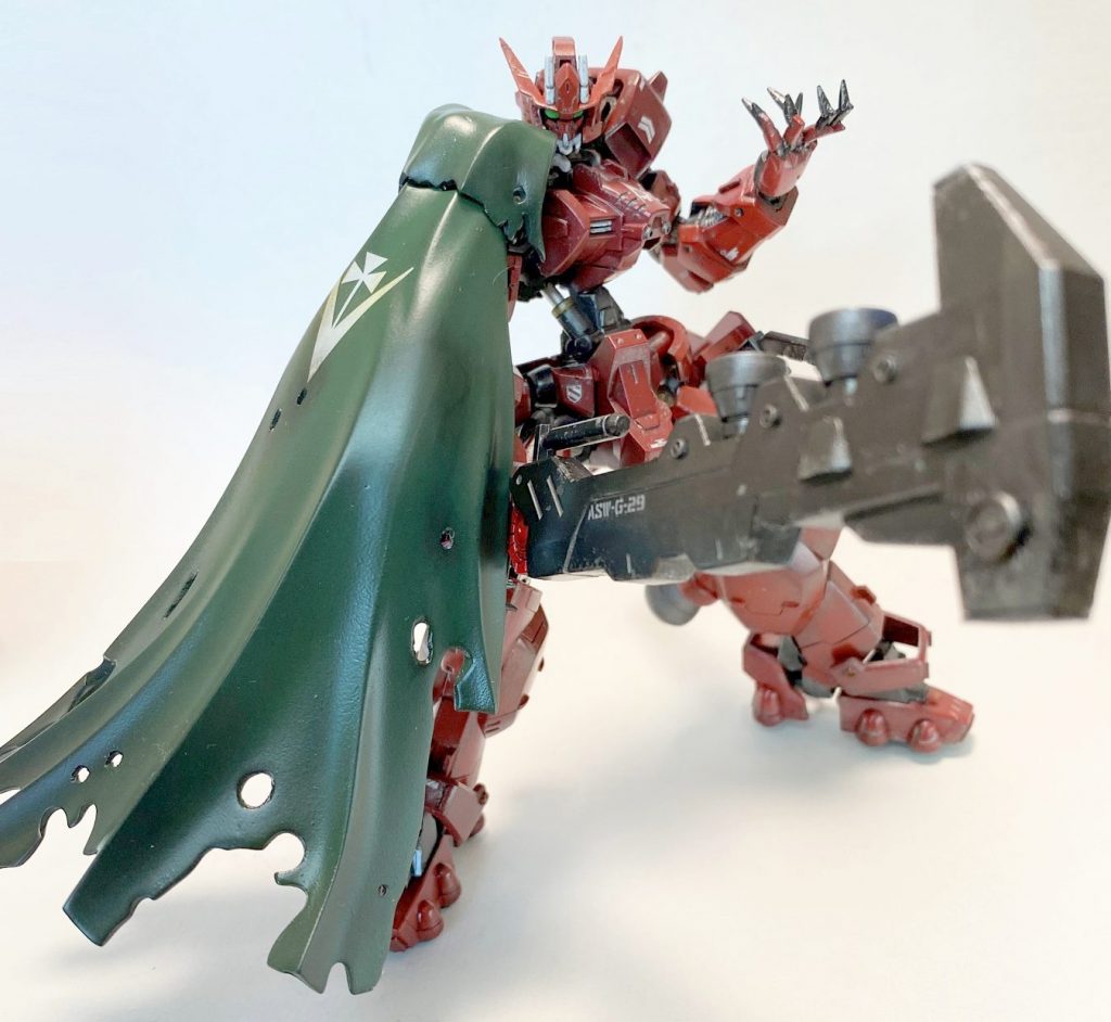 スレッジハンマー背にバーニアを取り付けて外連味アップ。MS1機分くらいの重量をMS1/2機分くらいの出力を上乗せしてぶん回します。下手な扱いをすると腰がモゲるヤツです。