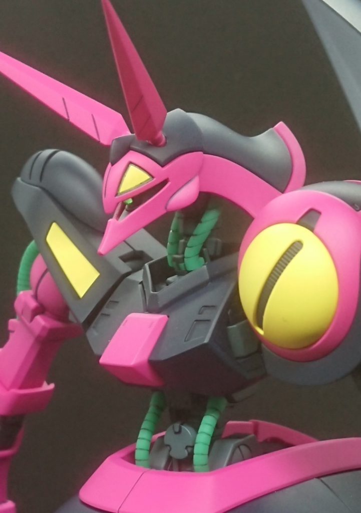 お顔耳は削ってシャープ化作業自体はプラ材接着延長方式のほうが楽なんじゃないかと思いますが、デフォルトで変形時に耳が通るかギリギリなことを考えると、延長方式は無理かなと。モノアイはHアイズ1.5mmに置換