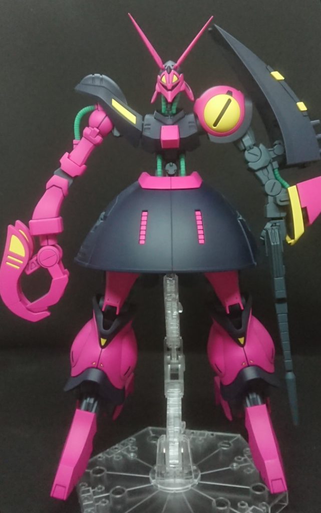 ピンク:バーチャロンカラー マイザーピンクとガイアノーツ純色マゼンダを1:1…というかそれぞれ瓶を丸ごと一本ずつ大きめのスペアボトルにぶっこんだもの黄色:エルドランカラー レモンイエローサンライズメカ的薄目のイエローとして凄くちょうどよくてこれは良いものだなと濃紺:Mr.カラー ブルー FS15044(サンダーバーズカラー)フレーム部グレー:Mr.カラー ジャーマングレー グラウ作成時点で発売されたばかりのバリバリの新商品でしたが(過去に特色セットで出てたのかな?)緑がかって表現されたグレーにはとてもちょうどいいですね。水性ホビーカラー版も発売されて使い分けが出来るのも便利私は色は作るよりも既製品からイメージにあうモノを探してくることが多いです。後々同系列機作ったり修正する可能性を考えるとそっちのほうが楽なので。今回も後々ピンクと黄色が反転したジェリド機を作るときのために既製品や単純な(1瓶丸ごと使った)調色で作成しています。…問題はこのデカ物をまた作るモチベーションが次にいつ確保できるかですね