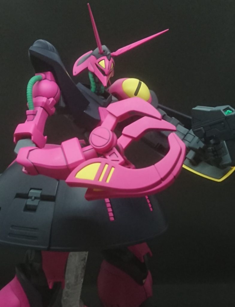 クロー小クロー基部の肉抜きはパテで埋めました。設定よりかなり大型化しておりちょっとアレンジが過ぎないかと思いましたが、全身の細身なスタイリングと合わせて変形機構の兼ね合いですかね細身じゃないとスカートに収まらないクローも大きくないと股関節フレームを掴むように収まらないと