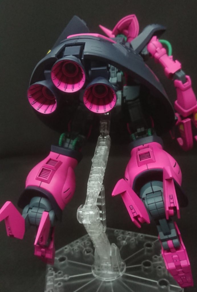 リアというかスカートの中身というかキットではバーニア回りもフレームと同色のグレーでしたが、設定通りにスカートアーマーと同色の紺に内部をピンクに塗り分けました。特に両サイドのバーニアユニットは干渉せずに動かせるのかというぐらいスカートとのクリアランスがギリギリなので、スカート側を削ってやっておいたほうがいいと思われます。バーニア基部と腰回りのフレームの肉抜きはパテで埋めました