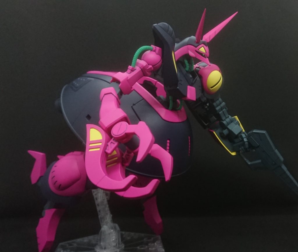 全身がKPS関節な上に大型機なので、塗装時は関節部をマスキングテープで保護して太らないようにしたほうが無難です。それでもグラグラギッチギチなので動かすのが怖い怖いなので今回変形はなしです(笑)よーくみるとスカートのヒケが消えきってない…かなり頑張ってやすったんですけどねぇスカート裏には押し出しピンのアトも沢山あって処理が大変&これも消えきってないというあと全体的にKPS部に干渉したりクリアランスがギリギリな部分が妙に多く、塗装する場合はよくすり合わせしておいたほうがいいです。特に股間左右のカバー内部のパーツ。ホビージャパンの作例と同じように内部パーツは削っておかないと変形時にパーツが変形しますね。どうも最近のガンプラは、KPSの柔らかさで干渉しても動くけど干渉してるのはしてる、みたいな所がチョイチョイあるような…