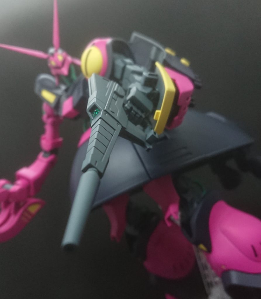 ライフルクリアパーツ採用は凄い!凄いけど接着しないと合わせ目消えないモナカライフルにはめ殺しなのはあんまり嬉しくない…マスキングで処理しましたが、ここよりMS状態の顔にクリアパーツ使ってほしかったかなぁとか顔のモノアイ部分は小さすぎて難しかったのだろうとは思いますがクリアパーツ内側にはラピーテープ貼ってます