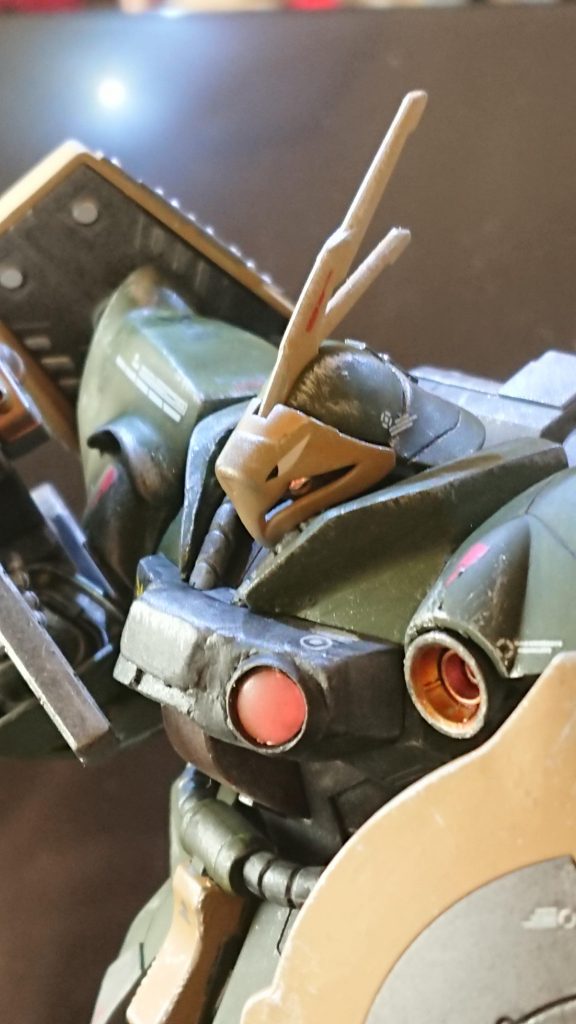 このマスクが大好物。バンダイフラッグはあえて尖らせずそのまま。パテで広げようかとも思ったけど、そのままがちょうどいいバランスな気がする