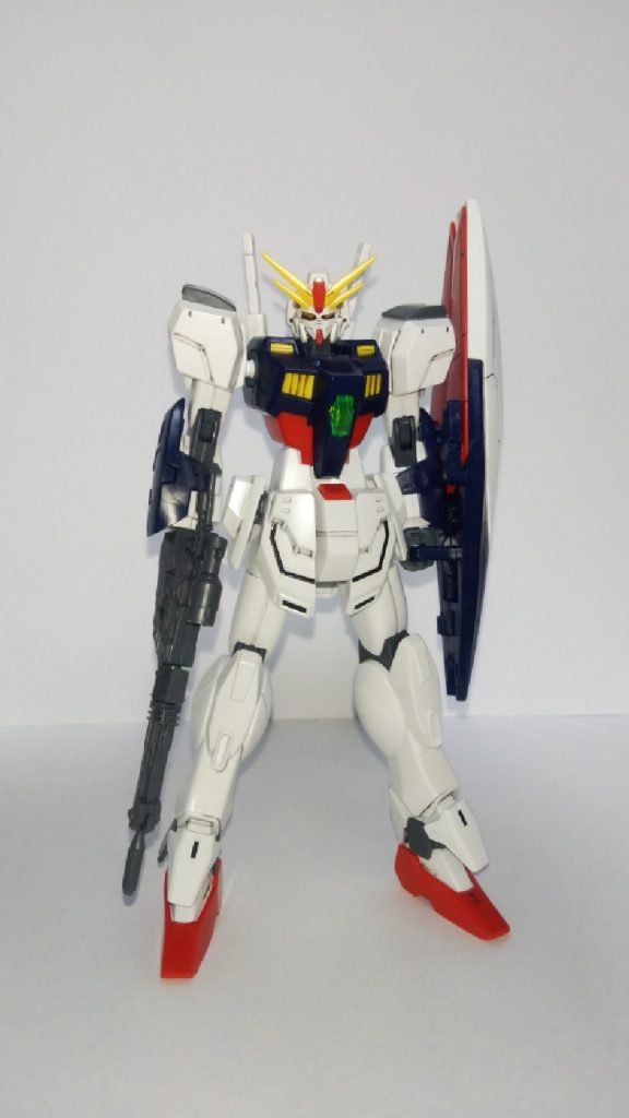 ライフルはGM/GMウェポンズ?のアサルトライフルで、手首パーツがそのままだと持てなかったのでガンダムフレームのボールの受けを移植、ビルドハンズに付け替えました。(意外とちゃんとやってた事に今気づく)