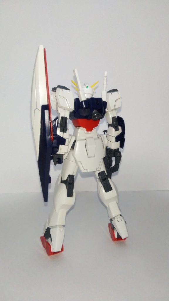 バックパックのビームサーベルは角度を変えただけです。肩は上部を塞ぐのが面倒で()ビルドハンズの手の甲(L?)を貼ってます。