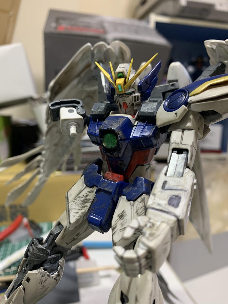 胸部はペンチで傷をつけてボロボにして他の上半身部分も含めてウェザリングマスターで汚しました。