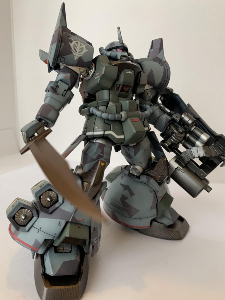 スプリッター迷彩にする前に、ブルー部分を黒立ち上げでグラデーションを入れているため光の感じでかなり落ち着いた印象になる様になっています。