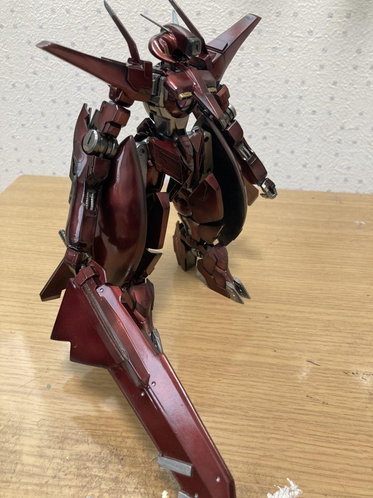 最初はアルケー通り普通の赤っぽいカラーで塗ろうと思ったのですが、メタリックの方が面白そうだと思いこの色にしました。