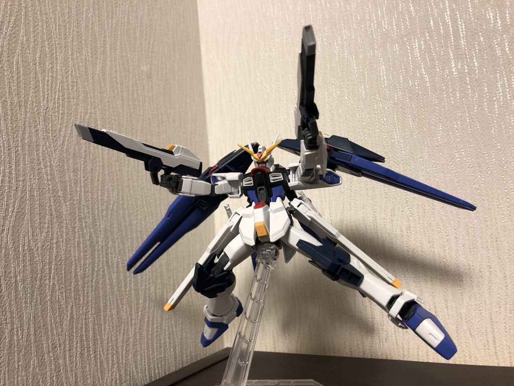 ヴァルヴァリオビームライフルアメイジングストフリのバックパックのライフルを手持ち武装化。ロングライフル化は出来ないが高威力低連射モード、低威力高連射モードを使い分ける事が出来る。(イメージは火縄橙DJ銃)