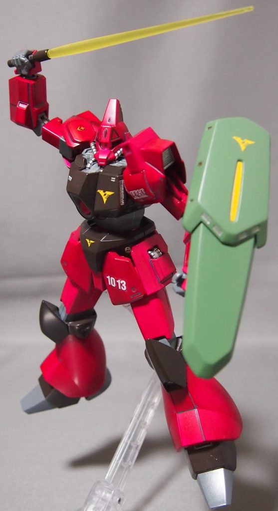 ビーム・サーベルを振り上げて、