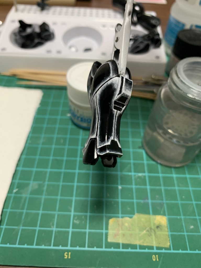 ホワイトで塗る際、パーツのディテールから発光しているようにグラデーションっぽくしました。影から漏れ出す日食の光を自分なりに再現した次第です。