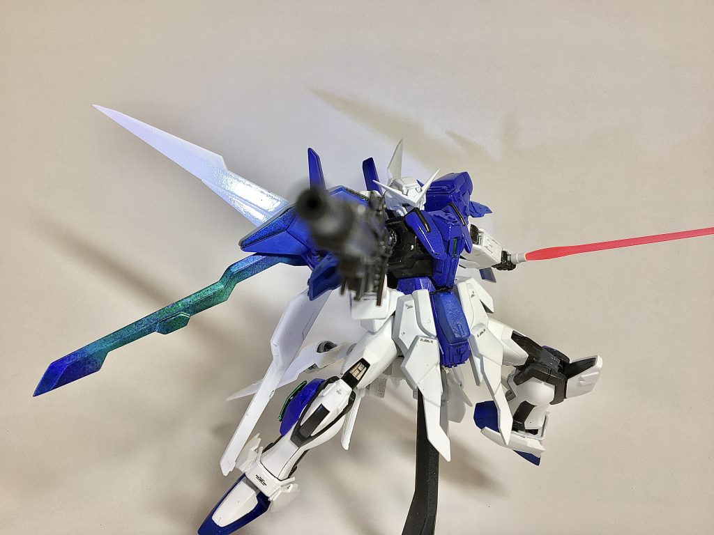 射撃モーションライフルはケルディムのGNスナイパーライフルIIを使用。本機ではロングレンジでの射撃よりも中距離での使用が主とされるため連射性能などを大幅に改修しているという設定です。 