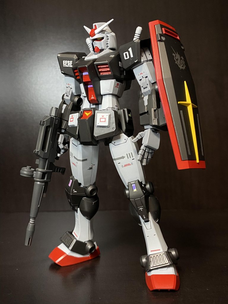 ビヨンドグローバルの塗装は、白:ガイア スチールホワイト、黒:クレオス グラファイトブラック、赤:富野由悠季の赤 です。また、胸や腰や膝に、ダイソーの装飾テープを貼っています。