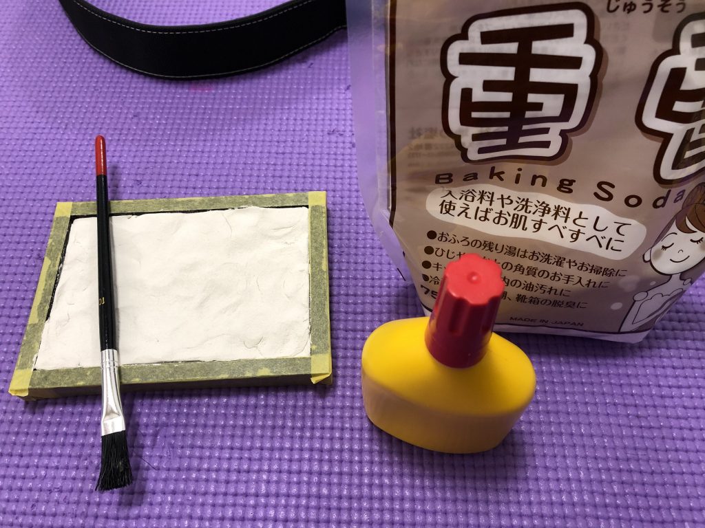 土台は写真立てに紙粘土でベースを作り、水で重曹と木工ボンドを溶いた物を塗って作りました。