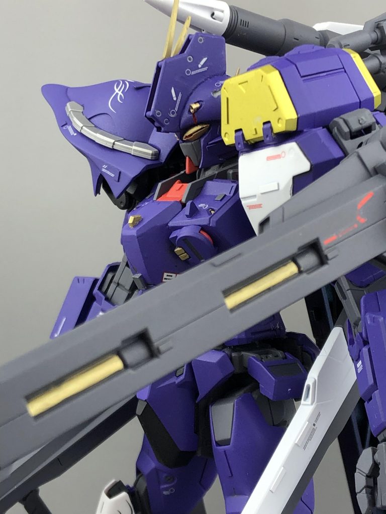 顔はMGインパルスにジャンクパーツとパテにて成形。バルカンは金属パーツを埋め込み、アンテナについては片側だけに。リグ・シャッコーに近いスタイルの顔を目指しました。