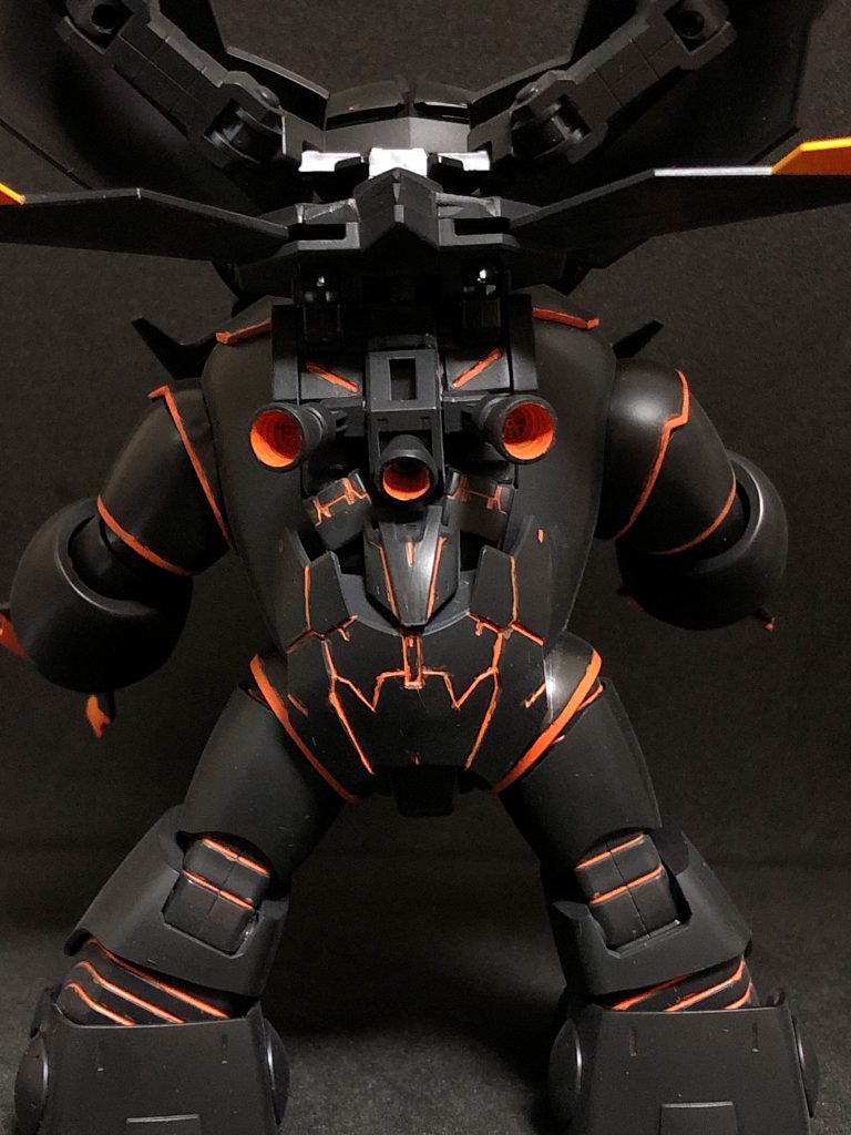 機体解説某閻魔分身獣をモチーフに改造が施されたアッガイ。モチーフの防御力を再現するため、宇宙世紀のMSでありながら装甲には鉄血のオルフェンズ仕様のナノラミネートアーマー、動力はザク二基分のジェネレーターの代わりにグレイズ二基分のエイハブ・リアクターが使用されている。本機は本来水陸両用型MSであるが、ベース機の機能を維持しながらも、新規に追加されている翅による飛行能力と、腕部を活用した地中潜行能力、さらに宇宙でも使用できるという高い汎用性を有している。まずは全身像と背面を。オレンジのラインを際立たせるため、あえて色は黒メインに。大顎、爪、翅は少しオレンジのグラデーションにしています。翅の下の背面はアッガイそのままだと寂しかったのでアルスアースリィのリアスカートやコアガンダムのバックパック、30MMのパーツ等を使用しディテールアップしています。設定色々考えてたらいつのまにかエイハブリアクターを積んでました…あくまで設定なので実際のプラモでは仕込んでいません。