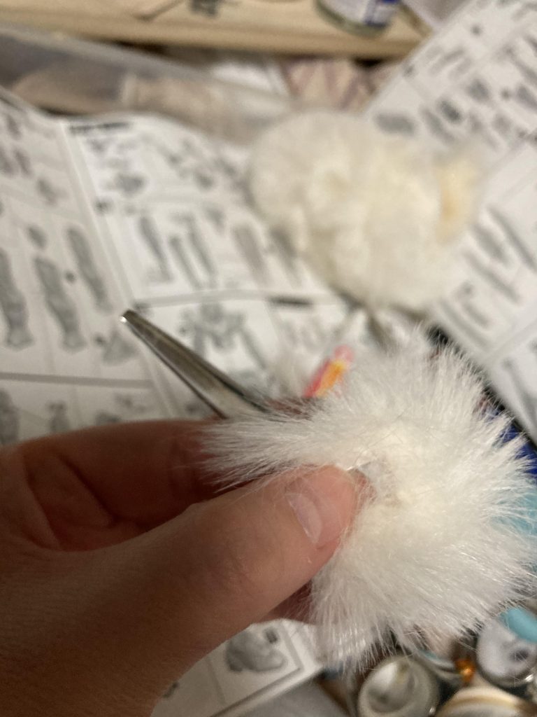百均の耳当てからフェイクファーを切り出してもふもふに…ただ毛足長すぎるからってトリミングしたら毛並みが消えたんだよね…
