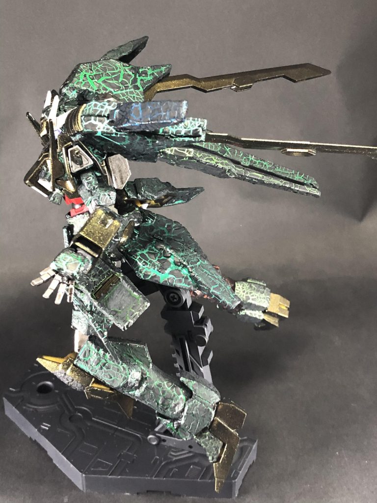 ゴールド部分はセリアのネイルパウダーを使用してみました。