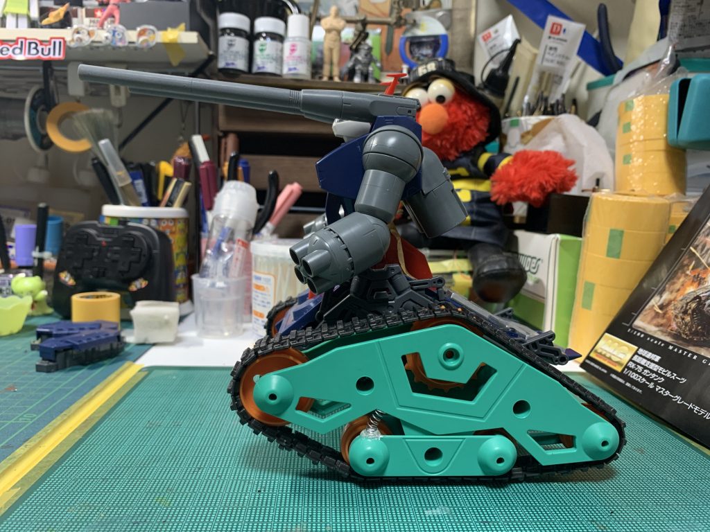 前のめりを解消する為にと、ガンタンクっぽさを出す為に、スプリングをかませて前を持ち上げています。