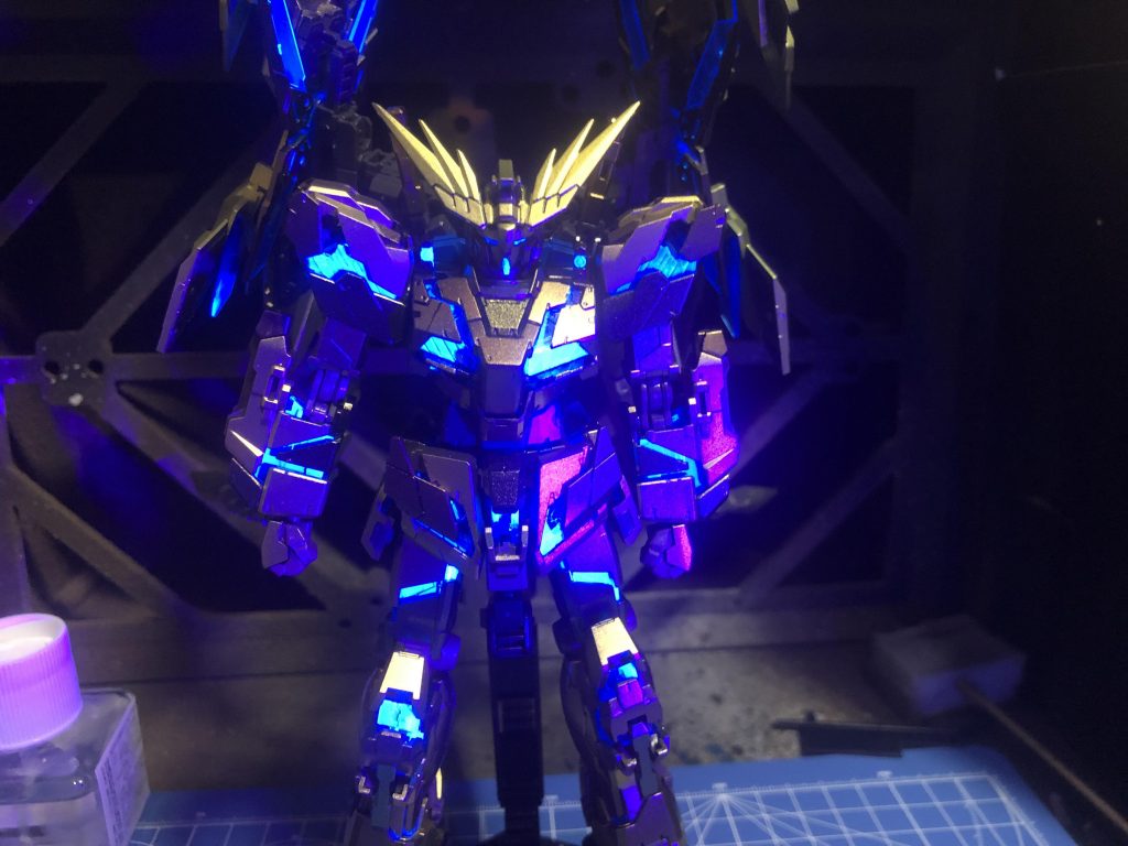 正面にブラックライト当ててますサイコフレームは蛍光塗料で塗装してるのでブラックライトで光ります