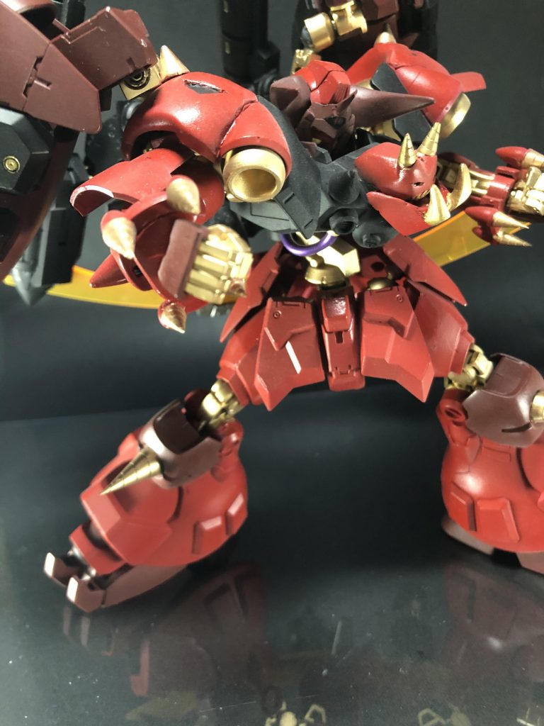 こういう無骨な機体は格闘ポーズがすごく映えますね……余談でしかないんですがこの位置にドリルつけたせいで手の交換しぬほどやりづらいのとこれコトブキヤのドリル使ってるんですが異様に鋭利で刺さると痛いんですよね……