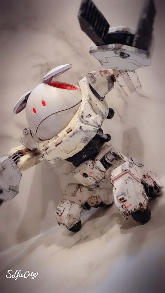 作業用機体特有の掠れや汚れを施し働き者ぷりをアピールしてます。目と内部は蛍光塗料で塗装しているのでUVライトで光ります。大型のクランプアームだけだと不便そうなのでハロ本体と同型のマニュピレーターをサブアームとして装備。脚部は高低にも対応出来るよう関節を追加するなど、一層の作業効率向上を目的としたカスタム機体です。今日もご安全に！━━━━━━━━━━━━━━━━━━━━━━━━━━━━━━━━━━━━━━━数年ぶりのガンプラビルドをするにあたりリハビリとして選択した作品になります。リハビリだからと自分に言い聞かせつつやりたい事をスルーした部分もありますが概ね満足いったので投稿しました。