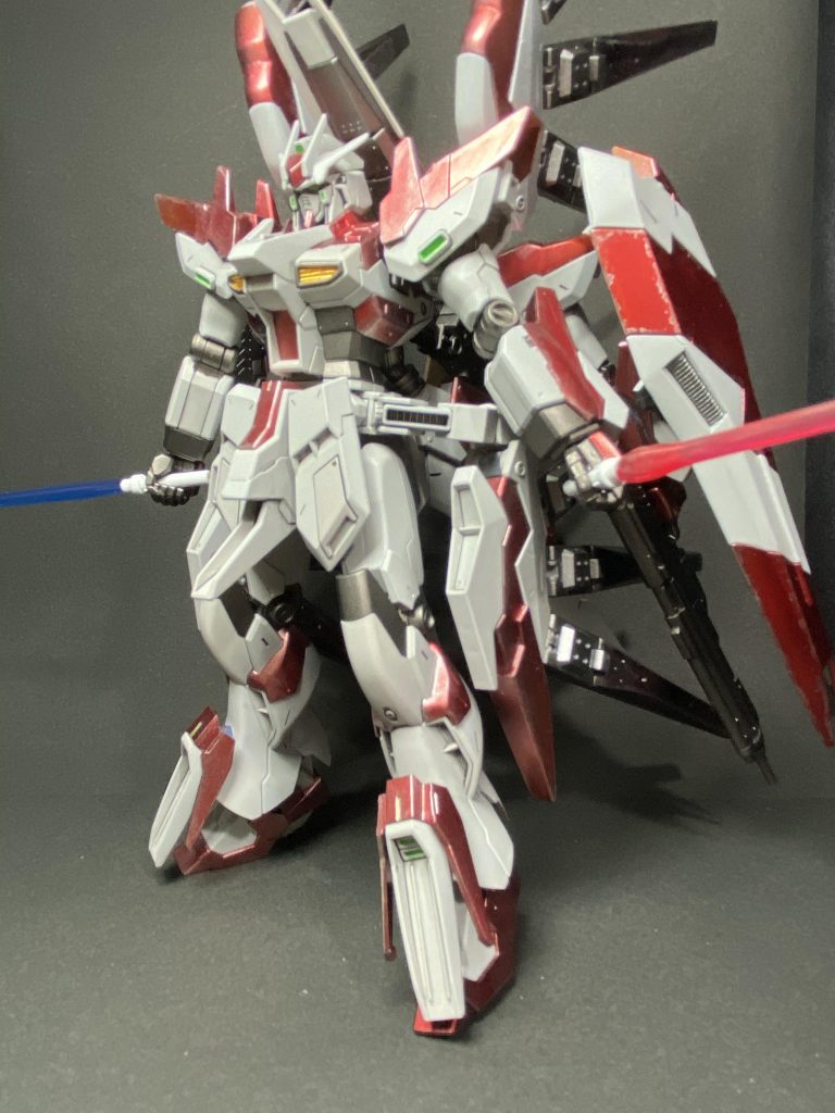 バックパックとサイドアーマーにフィンファンネルを装備後方の腕にシールドとビームライフル✖️2を装備スタビライザー兼ブレード✖️2を装備バックパックに装備したシールドブースターによって、重装備ながらも高速稼働が可能となる。