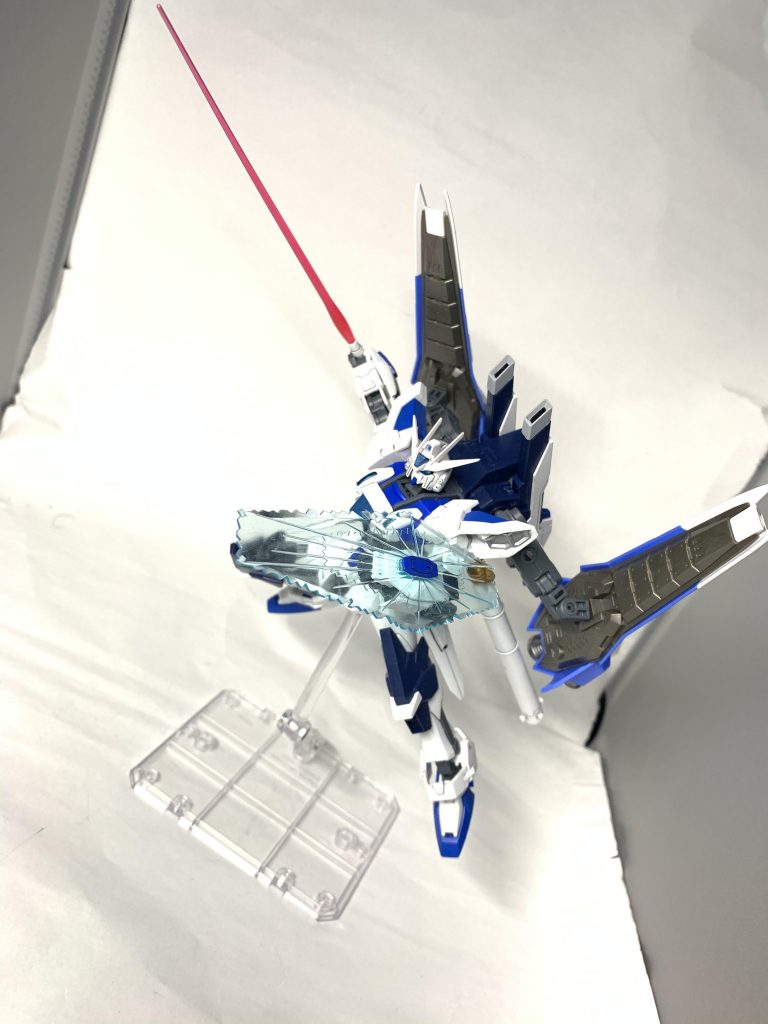 ビームシールド【ハダル】イルシオンの時は試験型だったがこの機体は調整がされた本格的に使用できるものとなっている。エネルギー消費も抑えられ、かつプロペラントタンクを装備していることにより長時間の使用が可能となっている。