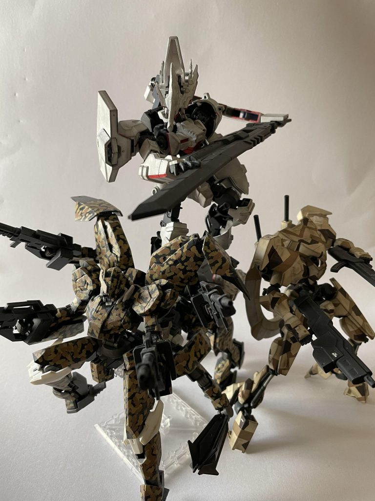 Twitterでくんしさん（@kunshi3147）が開催したコジマ大隊長の新年運試しプレゼント企画に参加するために作成したのがオロバスです。3機1チームの写真で参加とあったため、これぞと思いオロバスを作成しました。分かりにくいですが、オロバスの上にモビルスーツが乗ってます