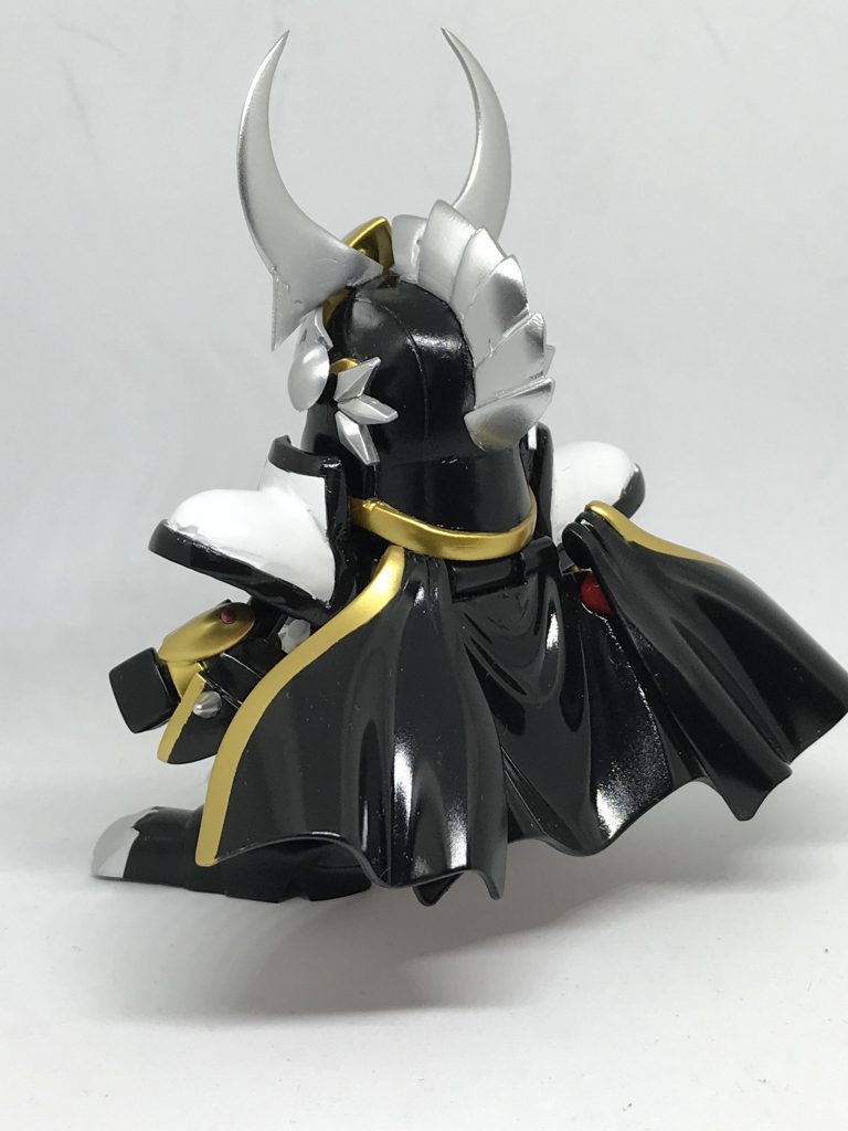 背面からマントが他の騎士と違い3色です