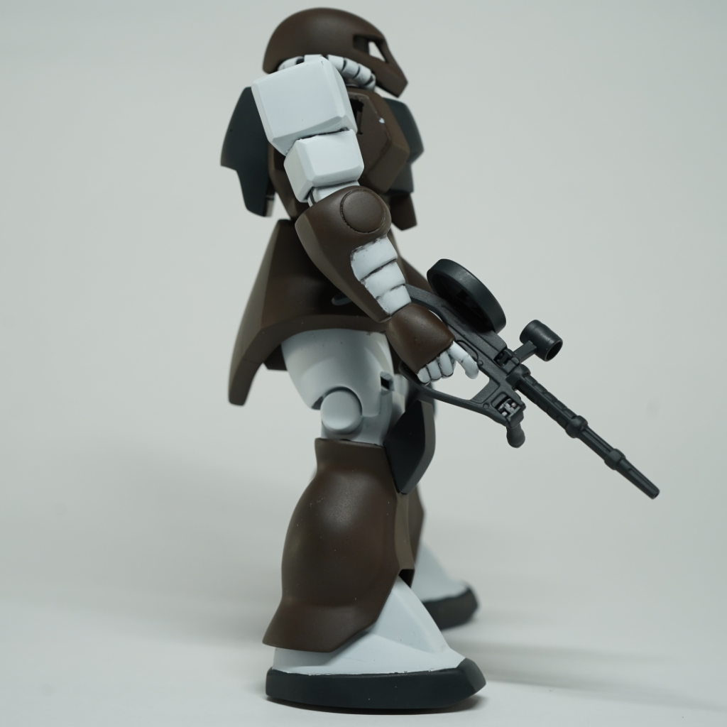 武器はFGのシャアザクのマシンガンをそのまま流用しています。そのほかはHGUCの旧ザクのパーツにエポパテやプラ板を盛って貼ってして形状出ししています。