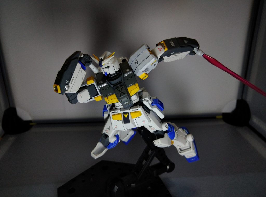 ビームサーベルを振りかざし突撃 