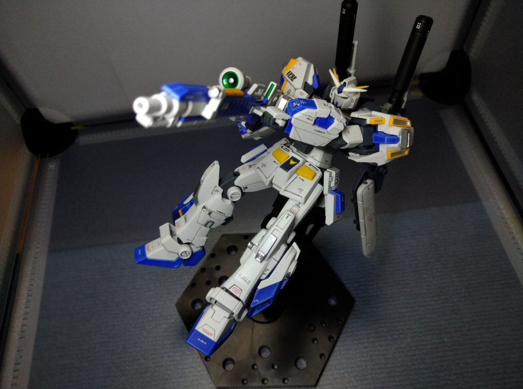 －メガ·ビーム·ランチャー改を構えて－4号機のメガ·ビーム·ランチャーはジェネレーターに問題を抱えていたが新技術を採用し問題を克服した｡しかしクールタイムが長く､チャージに時間がかかるなどスペック値を満たせていないのが現状 