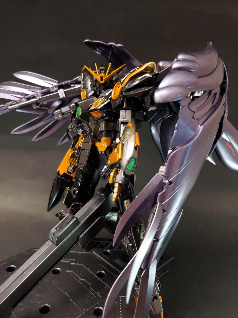 『敗栄』『FT』では、後述の「プロトゼロ」の改修機と設定され、映像版にはない機構として、ゼロシステム起動時に、頭部の耳部分が開き羽状のセンサーユニットらしきものが展開し、胸部サーチアイ下部の装甲がスライド展開するギミックが追加されている。プロトゼロがゼロシステムによって暴走したトラントの手で自爆・大破したのち、デュオの協力を得たハワードが、同じく大破したゼクスのトールギスF（フリューゲル）とともに回収。ゼロシステムが提示した改修案をもとに、トールギスFに装着されていたウイングバインダーとウイングガンダム（EW版）の外装を組み合わせた当機体へと変貌する。下記のネオバード形態の設定が追加された際に、胸部のデザインがプロトゼロの形状とラインを取り入れたものへと変更され、シールドも新規にデザインされている。『敗栄』ではゼロシステム起動時に頭部の耳に当たる部分が展開し羽状のパーツが現れると共にコクピットハッチ下部が下方向にスライドする等、システム起動が視覚的にわかるギミックが追加されている。コックピットの位置は、映像版ではテレビ版と同じく腹部であるが、『敗栄』では、マスターグレード版プラモデルに合わせて胸部（サーチアイの後部）に変更されている