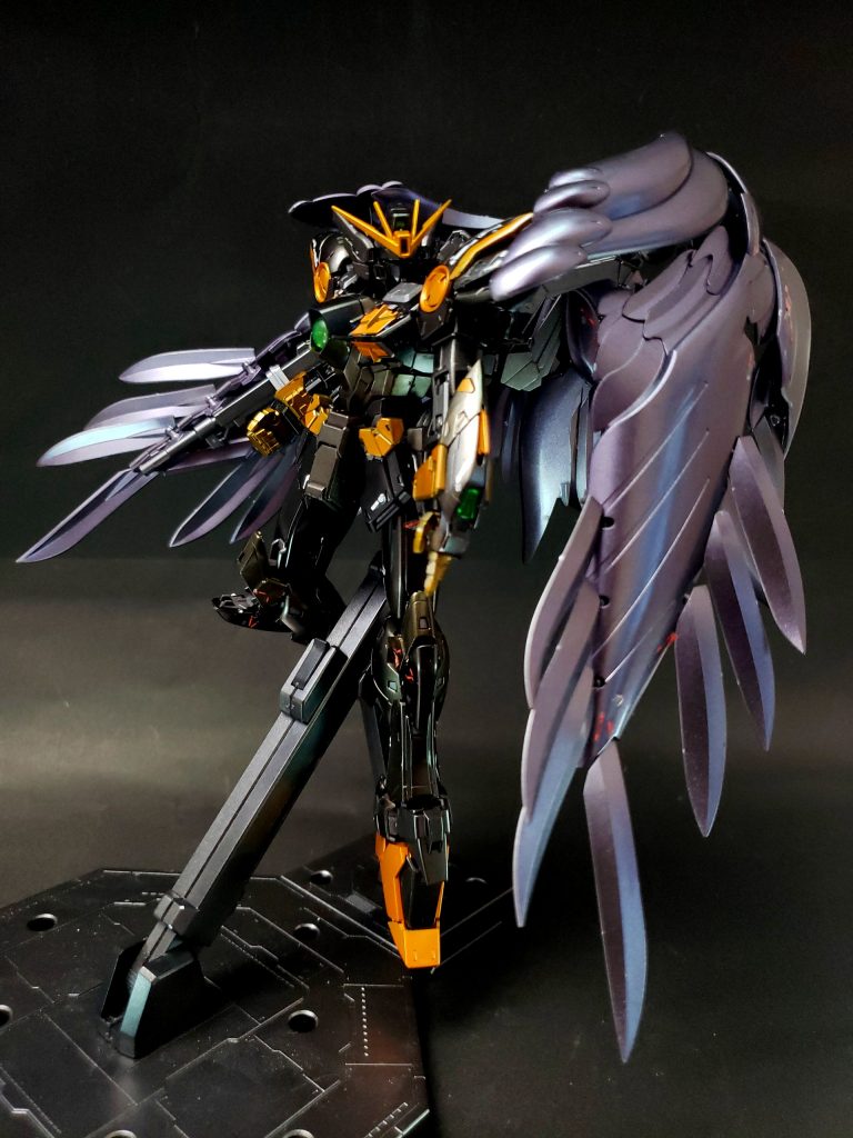 ウイングバインダー背部フレームを介して接続された、2枚2対のガンダニュウム合金製ウイングユニット。「ウイングバインダー」の呼称は「新機動戦記ガンダムW MSエンサイクロペディア」によるもの[21]。1対は自在に開閉・移動ができる可動式の主翼2枚、もう1対は翼自体の面積が可変する副翼2枚で構成されており、機能的には推進器として特化している。この主翼は地上では文字どおり翼として、宇宙空間ではAMBAC作動肢として機能し、機体にトールギスを遥かにしのぐ大推力と機動性、運動性を与える。大気圏突入時は主翼全体で機体を覆う「大気圏突入形態」をとり、摩擦熱から機体を保護する。主翼を2枚喪失したとしても、飛行能力が損なわれることはない。この翼はフラクタルフェザーレイヤーストラクチャー(自己相似形状羽根積層構造)と呼ばれるナノサイズの部材の集合体となっており、放熱・衝撃発生時に部材を羽毛のように剥離させ、再編成する機能を持つ[22][注 10]。さらには砲発射時の反動相殺にも寄与する[21]。劇中ではカトキの提案により、荒唐無稽に見えてもあまり機械らしい動きはさせず、しなやかに羽ばたき羽毛を散らしながら飛ぶ演出がなされた[