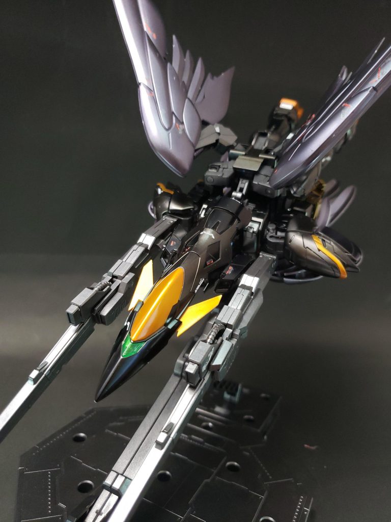 本体の変形機構はウイングガンダム（EW版）を踏襲しつつ、主翼を大気圏内突入形態と同位置とした宇宙戦形態と、主翼を水平に展開した大気圏内形態の二つの形態をもつ[25]。