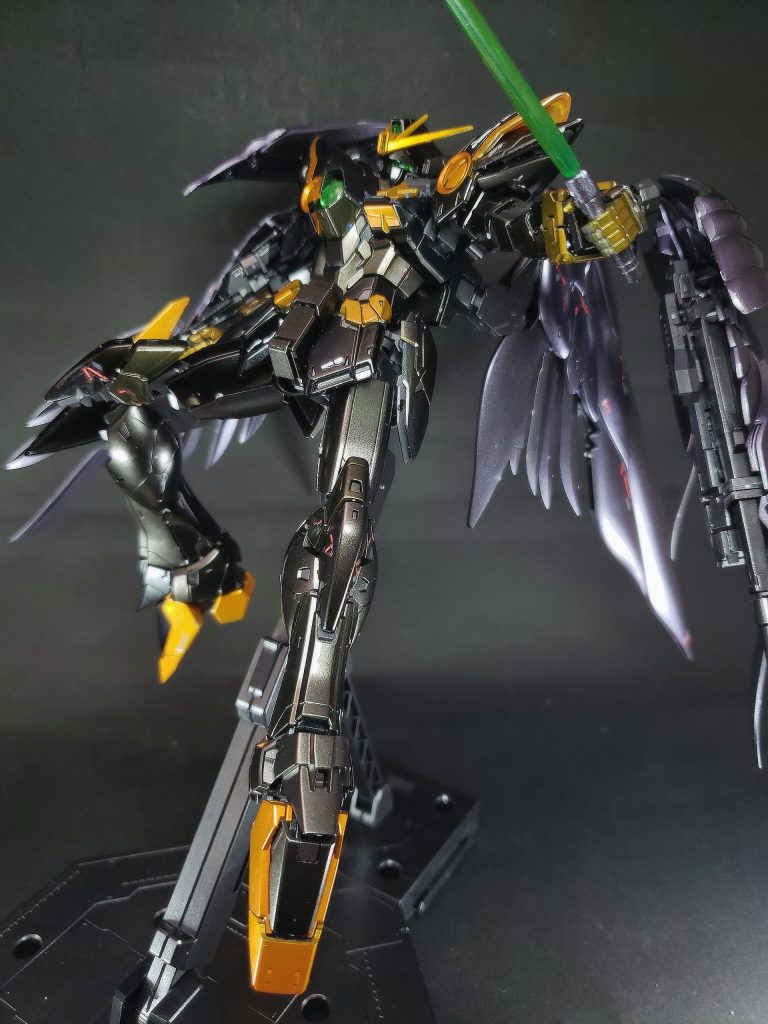 ゼロフレーム武器と最終装甲・プロペラント以外の全機能を完備しており、短時間であればこの状態での稼動も可能である。同時に、装甲などの外殻にも依存していたMSの構造応力をフレームそのものだけでまかなうことに成功した。これは、装甲と内部構造の完璧な分離に成功したということでもある。つまり、既存のOZ製のMSのように、外装の損壊によって稼動不良に陥ることがなく、全装甲の90パーセントを喪失しても戦闘を継続でき[23]、このフレームにより人間と同等の可動範囲を持つ。このゼロフレームの時点で、ウイングゼロはすでにトールギスの性能を凌駕していたと言えるが、これはさらにトールギス1機分（以上）の武装や装甲追加を前提としたものであった[11]。このゼロフレームによって培われた機構のノウハウはのちにシェンロンガンダムやアルトロンガンダムに装備される「ドラゴンハング」の技術的な礎となっている