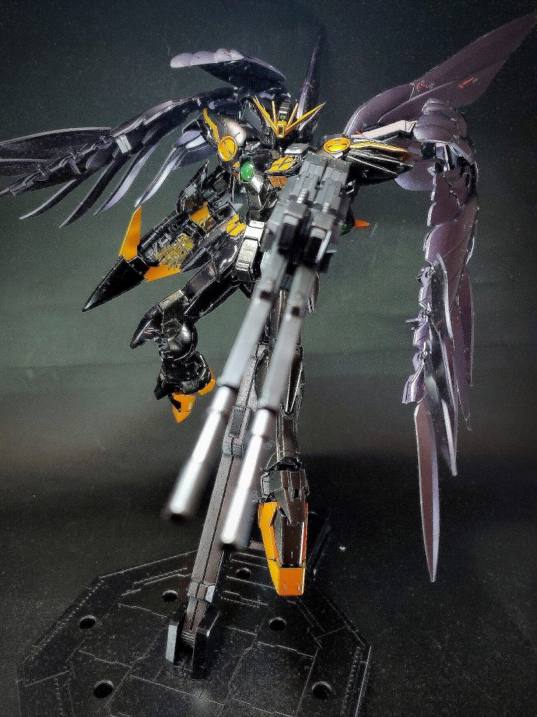 ツインバスターライフルテレビ版と同じ分割機構をもつが、銃身上部にサイトセンサーが追加され、より長大で無骨なデザインに変更されている。分割時はグリップ前方にあるブロック状のパーツが連結面側に折り畳まれるギミックをもつ。非使用時は分割した状態で左右のウイングに収納される。2門の砲身を連結した場合、巨大なスペースコロニーを一撃で破壊可能なエネルギー係数を持つ[23]。EW版の設定では「機体本体の最大内蔵エネルギーはコロニー破壊3回分」とされており、最大出力ではウイングガンダム同様3回程度の発射が限度となる[27][21]一方で、反動の問題から3発までしか発射できないとした資料も存在する[28]。