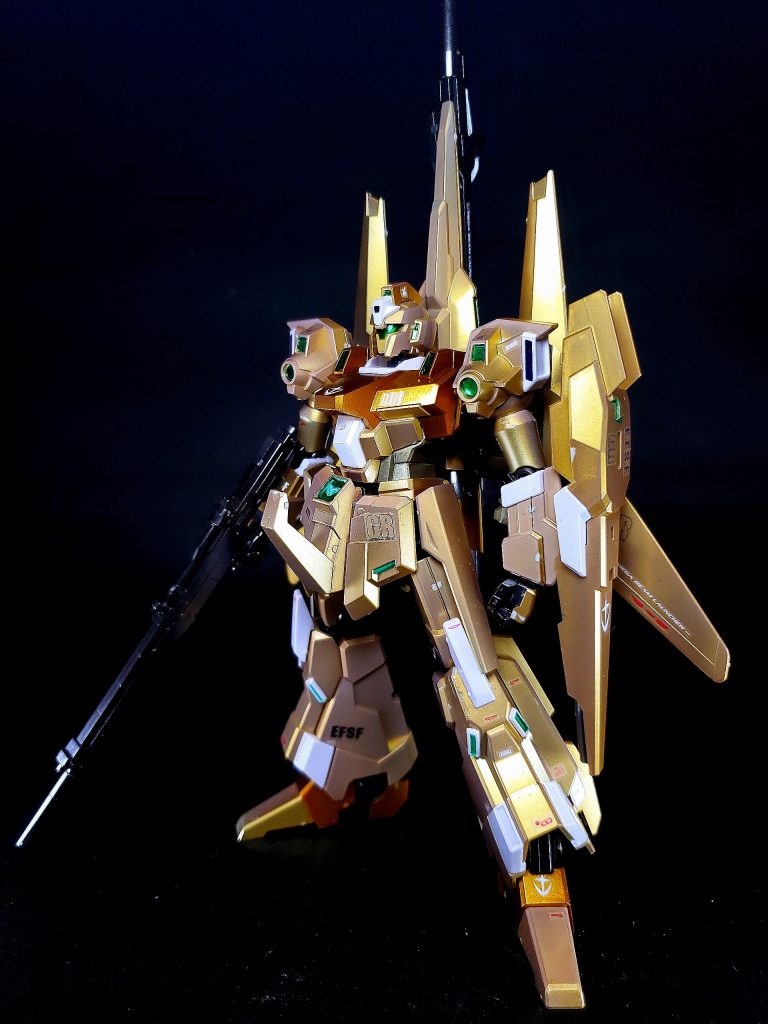 機体名は「リファイン・ゼータ・ガンダム・エスコート・リーダー (Refine Zeta Gundam Escort Leader)」の頭文字の略称「ReZEL」より。スラスター推力に余裕があり、エスコート・リーダーの名が示すようにバックパックにジェガンを牽引できるグリップが設けられており、サブフライトシステムとしても運用できる。Ζ系列の機体でありながら、ジムやジェガンの系譜にも属する本格的な量産機であり、頭部エクステリアはいわゆるΖ系ガンダムフェイスではなく、多くの連邦軍量産機に見られるゴーグル式カメラアイを採用している。また、エースパイロット向けに性能を再調整した特別仕様機・C型（コマンダータイプ）があり、主に部隊の隊長機として運用される。こちらは推力のリミッター上限を高め[6]、機体のフレーム構造の見直しが図られていて、各部のセンサーは通常機のレッドからグリーンに変更されている。ドゴス・ギア級戦艦「ゼネラル・レビル」に配備された機体は全機C型となっている（グレー系とオレンジのカラーリングで、センサーは黄色）。