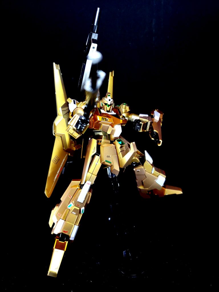 武装ビーム・ライフルΖガンダムに使用された専用のビーム・ライフルを量産可能にしたもので、銃口からビーム・サーベル(ロング・ビーム・サーベル)を発振させる事が可能。またこのビーム・ライフルには、通常射撃モードと高出力射撃モード(通称「ギロチンバースト」)があり、使い分けが可能。グレネード・ランチャー前腕部に2発ずつ装備されている近接用装備。近接戦闘時での有効性が認められている。ビーム・サーベルとの選択が可能。