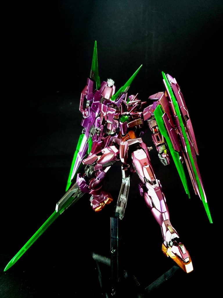 本装備は背中の太陽炉に取り付けられる専用接続ユニットを介し、左肩側のGNシールドとシルエットの均整を取る形で右肩側に配置される。接続ユニット基部には、従来の太陽炉搭載機と同じコーン型スラスターが備えられている[129]。