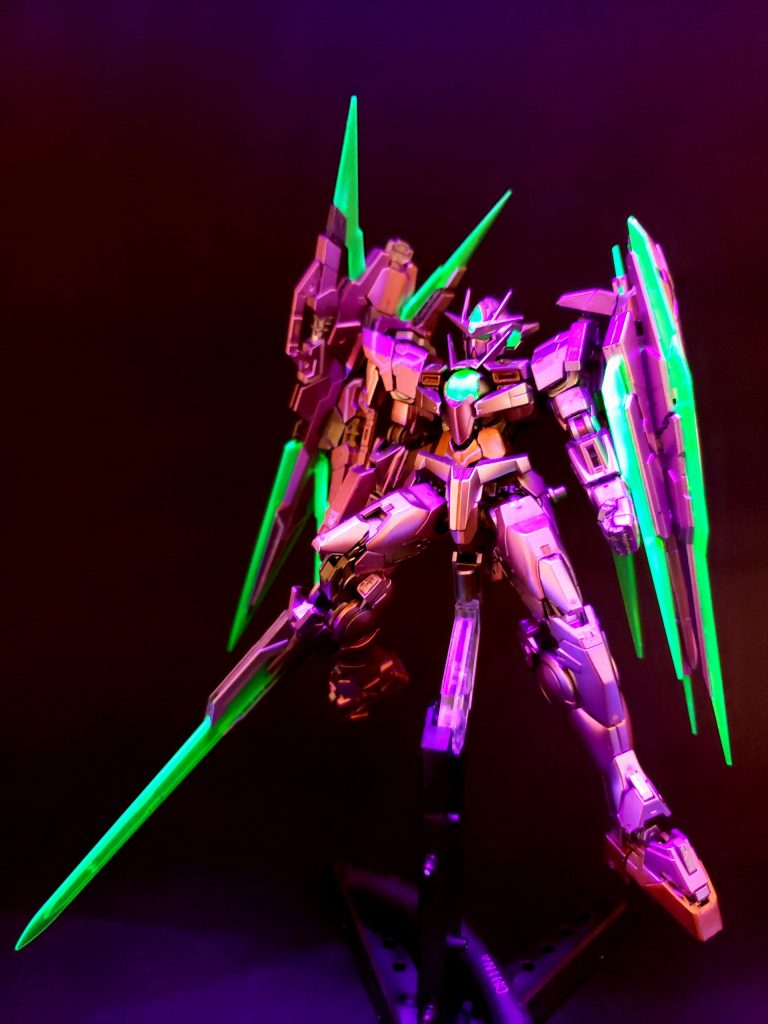 GNソードV - ソードモードからライフルモードへと変形可能なほか、GNソードビット6基を刀身に合体させることで、ソードモードはバスターソード、ライフルモードはバスターライフルへとそれぞれ強化される[127]。バスターソードモードでは、ライザーソードの使用も可能[10]。