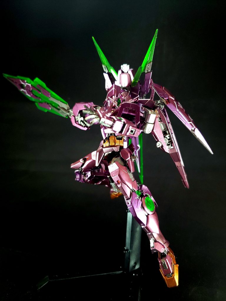 GNソードIVフルセイバー - 本装備は、刀身である「メインブレイドユニット」と持ち手である「メイングリップユニット」、その間に接続される「マルチカウンター」からなる「メインソード」、ガンモード・ブレイドモードへの変形機能を持つ3基の「GNガンブレイド」で構成され、これらを組み替えることで多彩な戦闘スタイルを展開する。不使用時の基本形態でもある大型剣「フルセイバーモード」、GNソードVのバスターライフルモードに相当する大型砲「GNランチャーモード」、GNガンブレイドにメインブレイドユニットの前後を入れ替えて合体させた2種類の「ライフルモード」、フルセイバーモードから2基のGNガンブレイドを外した「GNセイバーモード」、GNガンブレイド2基を合体させた「GNガンブレイド ツインエッジ」。これにGNガンブレイド単体の変形モードを含めれば、その数は8種類にも上る