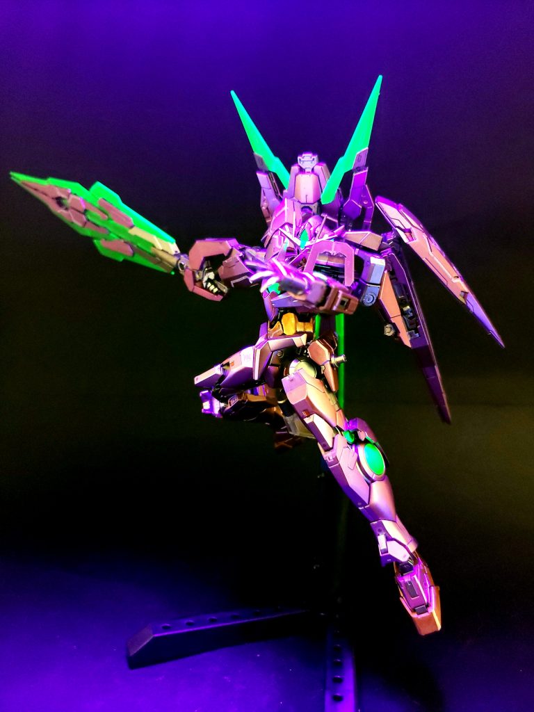 GNソードビット - GNソードVと同素材の刃が採用されたビット兵器。形状と大きさの異なるA・B・Cの3種のビットを各2基ずつ、計6基装備する。各ビットに手持ち用のグリップが格納されており、AビットとBビットは連結させて1本の長剣としても使用される[123]。またCビットのみ先端にビームサーベルを発生させる機能を有する[注 28]。全ビットを円環状に配置することで任意の範囲にGNフィールドを展開可能で、この展開方式はビット自体が攻撃を受ける必要がないため他機のビットに比べ撃墜されるリスクが低い[123]。コントロールはパイロットからの脳量子波で行われる[128]。また、量子テレポート時には次元ゲート形成の役割を担う