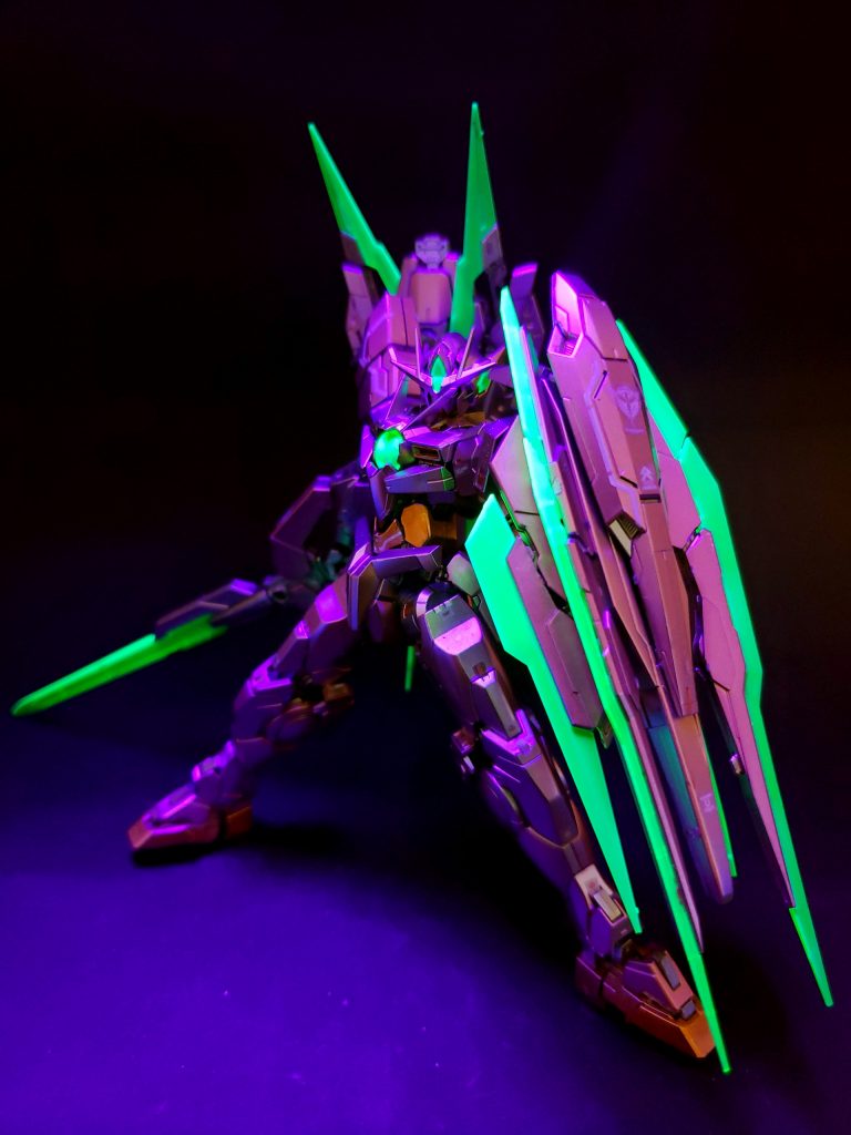 GNシールド - 太陽炉の1基を内蔵する専用シールド。背中のアームで左肩側に連結され、胸部側の太陽炉とツインドライヴを構築する。GNソードビットのキャリアを兼ねており、内蔵された太陽炉から粒子を急速充填することができる[127]。上部に迎撃用のGNビームガンを内蔵する[127]。