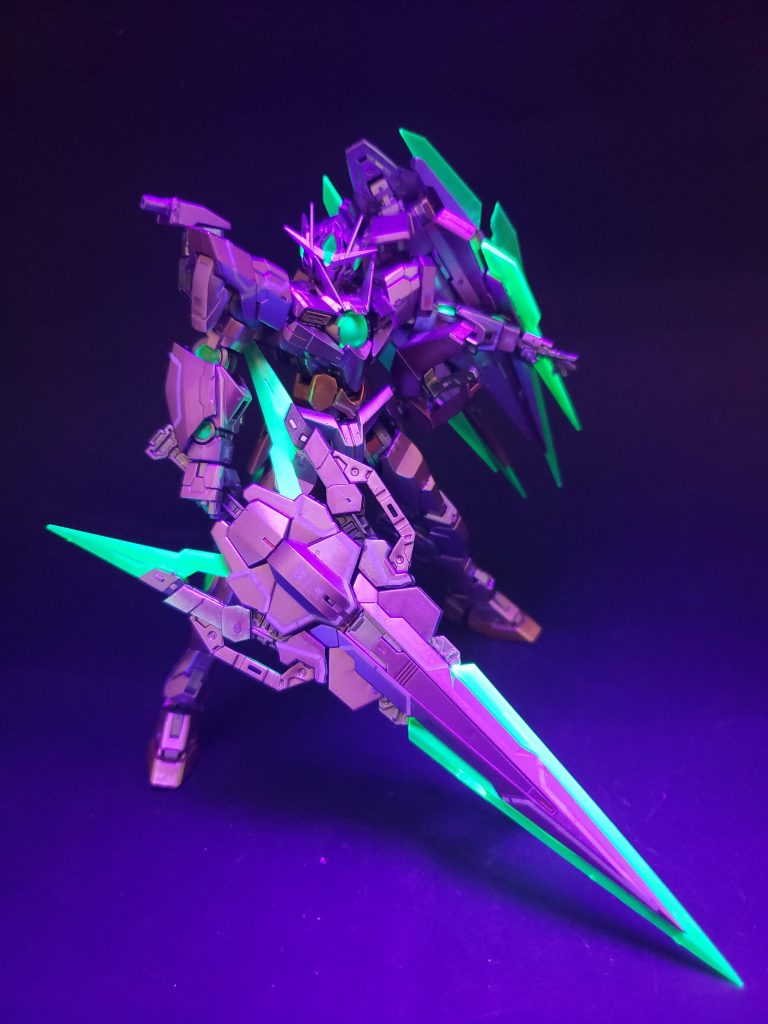 GNソードIVフルセイバー - 本装備は、刀身である「メインブレイドユニット」と持ち手である「メイングリップユニット」、その間に接続される「マルチカウンター」からなる「メインソード」、ガンモード・ブレイドモードへの変形機能を持つ3基の「GNガンブレイド」で構成され、これらを組み替えることで多彩な戦闘スタイルを展開する。