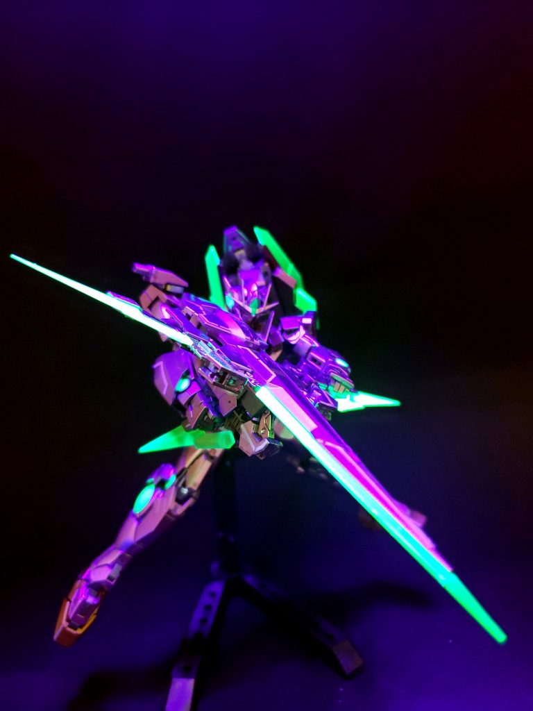 不使用時の基本形態でもある大型剣「フルセイバーモード」、GNソードVのバスターライフルモードに相当する大型砲「GNランチャーモード」、GNガンブレイドにメインブレイドユニットの前後を入れ替えて合体させた2種類の「ライフルモード」、フルセイバーモードから2基のGNガンブレイドを外した「GNセイバーモード」、GNガンブレイド2基を合体させた「GNガンブレイド ツインエッジ」。